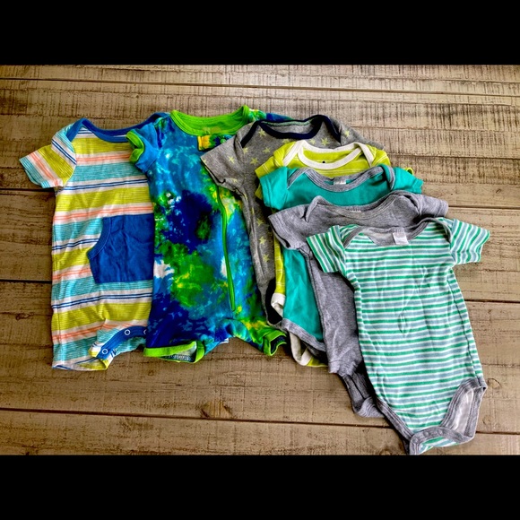 Lot of 7 onesies. - Picture 1 of 8